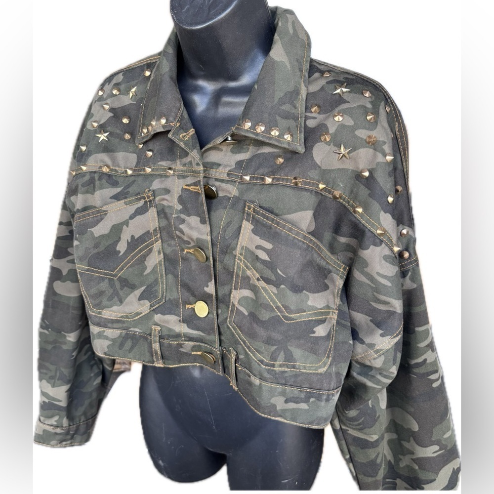 Essue Women’s Studded Button up Crop Camouflage Jacket!  Button detail Button